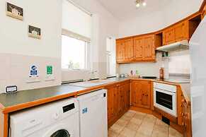 Summit West End - 1BR Elegant Flat, Free Parking