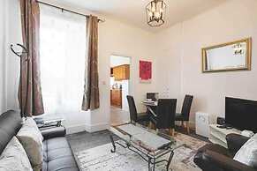 Summit West End - 1BR Elegant Flat, Free Parking