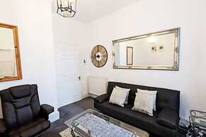 Summit West End - 1BR Elegant Flat, Free Parking