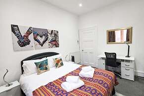 Summit West End - 1BR Elegant Flat, Free Parking