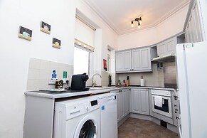 Comfortable West End Flat With Parking Easy Access