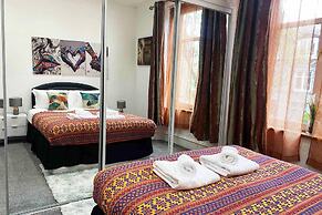 Summit West End - 1BR Elegant Flat, Free Parking