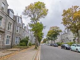 Summit West End - 1BR Elegant Flat, Free Parking