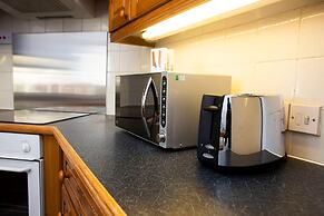 Summit West End - 1BR Elegant Flat, Free Parking