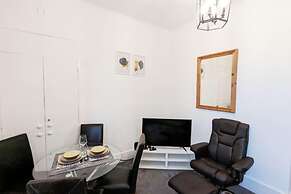 Summit West End - 1BR Elegant Flat, Free Parking