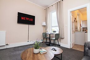 Comfortable West End Flat With Parking Easy Access