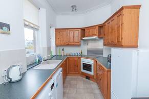 Summit West End - 1BR Elegant Flat, Free Parking