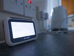 Summit West End - 1BR Elegant Flat, Free Parking