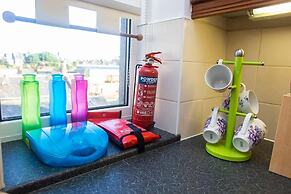 Summit West End - 1BR Elegant Flat, Free Parking