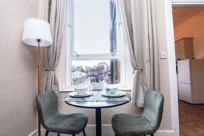Comfortable West End Flat With Parking Easy Access