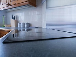 Summit West End - 1BR Elegant Flat, Free Parking