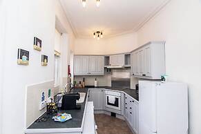 Comfortable West End Flat With Parking Easy Access