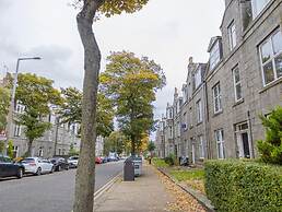 Summit West End - 1BR Elegant Flat, Free Parking