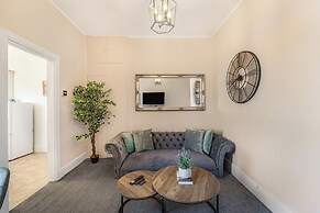 Comfortable West End Flat With Parking Easy Access