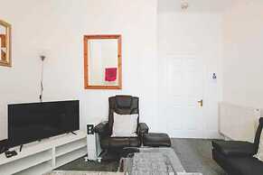 Summit West End - 1BR Elegant Flat, Free Parking