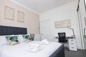 Comfortable West End Flat With Parking Easy Access