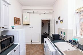 Comfortable West End Flat With Parking Easy Access