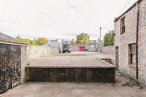 Summit West End - 1BR Elegant Flat, Free Parking