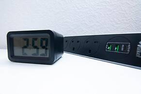 Summit West End - 1BR Elegant Flat, Free Parking