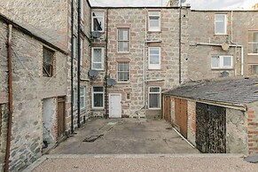 Summit West End - 1BR Elegant Flat, Free Parking