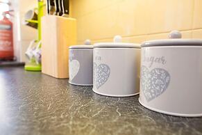 Summit West End - 1BR Elegant Flat, Free Parking