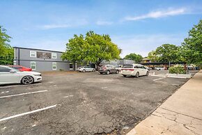 Stylish 2BR Near UT Hyde Park Evonify