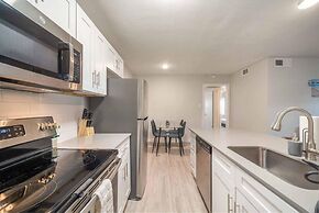 Stylish 2BR Near UT Hyde Park Evonify