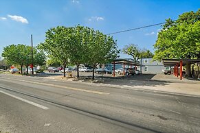 Modern 2BR Near UT Hyde Park Evonify