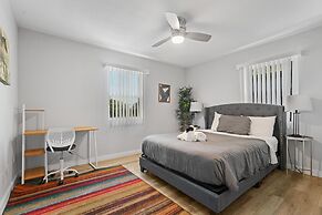 Modern 2BR Near UT Hyde Park Evonify