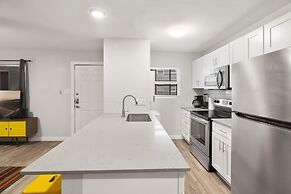 Stylish 2BR Near UT Hyde Park Evonify