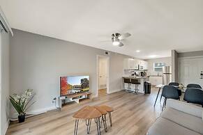 Stylish 2BR Near UT Hyde Park Evonify