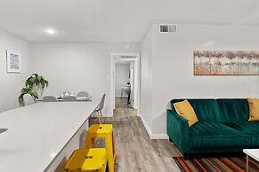 Stylish 2BR Near UT Hyde Park Evonify