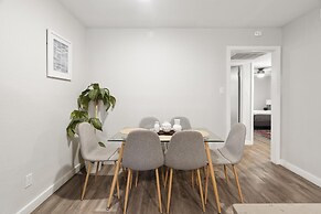 Stylish 2BR Near UT Hyde Park Evonify