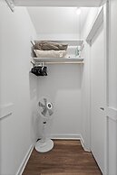 Modern 2BR Near UT Hyde Park Evonify