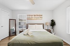 Modern 2BR Near UT Hyde Park Evonify