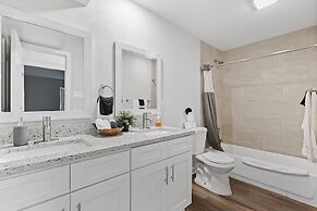 Modern 2BR Near UT Hyde Park Evonify