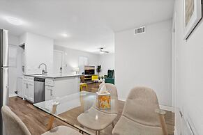 Modern 2BR Near UT Hyde Park Evonify