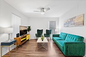 Modern 2BR Near UT Hyde Park Evonify