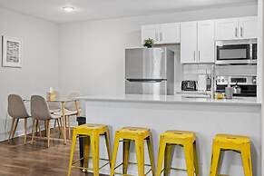 Modern 2BR Near UT Hyde Park Evonify