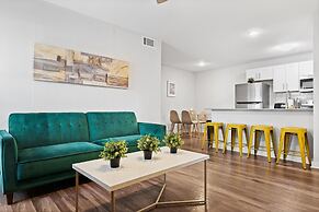 Modern 2BR Near UT Hyde Park Evonify