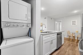 Modern 2BR Near UT Hyde Park Evonify