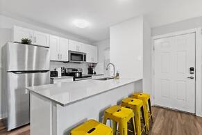 Modern 2BR Near UT Hyde Park Evonify