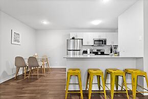 Modern 2BR Near UT Hyde Park Evonify