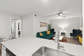 Stylish 2BR Near UT Hyde Park Evonify