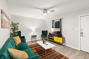 Stylish 2BR Near UT Hyde Park Evonify
