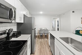 Stylish 2BR Near UT Hyde Park Evonify