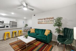 Stylish 2BR Near UT Hyde Park Evonify