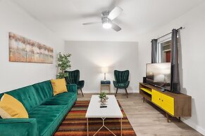 Stylish 2BR Near UT Hyde Park Evonify