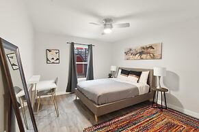 Stylish 2BR Near UT Hyde Park Evonify