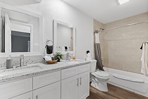 Modern 2BR Near UT Hyde Park Evonify